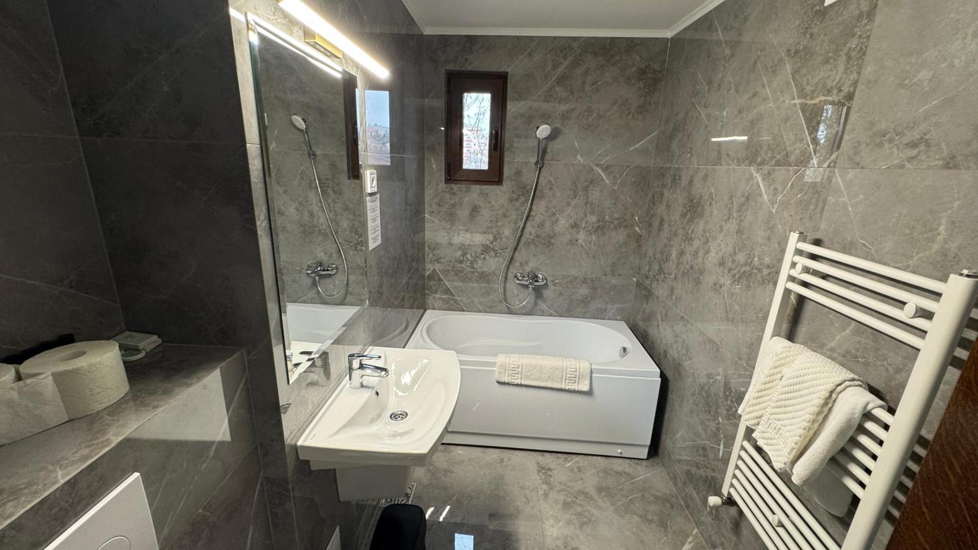 Hotel Majestic Iasi Extérieur photo